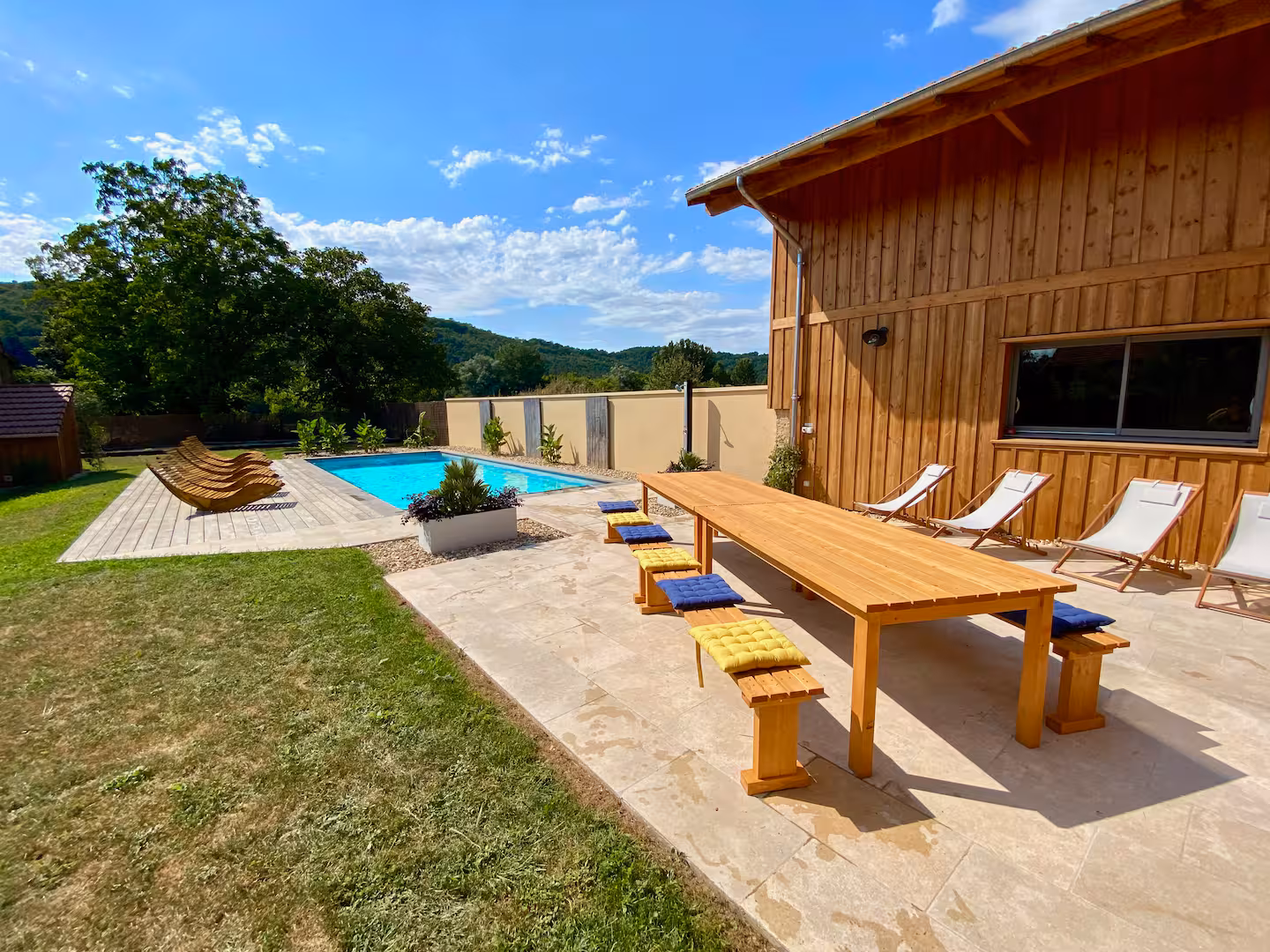 Terrasse et chaises longues
